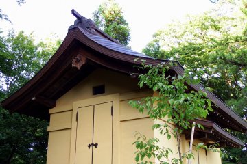 Rumah harta yang dikelilingi oleh tanaman hijau