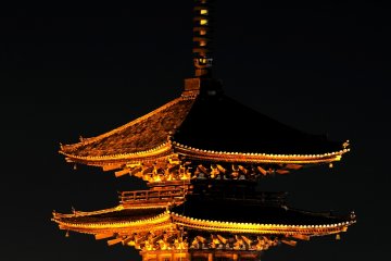 <p>One of the landmarks of Kyoto, 'Yasaka Pagoda', looming in the dark in a golden hue</p>