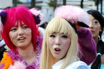 Some people decide to make faces or strike different poses for the cameras.&nbsp;