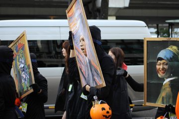 There were many incredible outfits at the show, some of the most creative are these famous painting outfits.&nbsp;