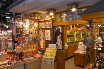 <p>ร้านค้าทั่วไปในอะซะกุซะ</p>