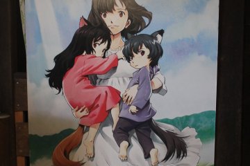 Poster dari film dipajang di rumah