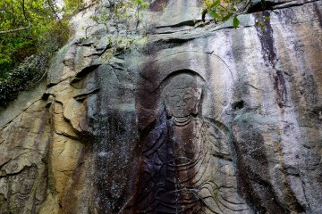 Tomikawa Magaibutsu Rock Carvings