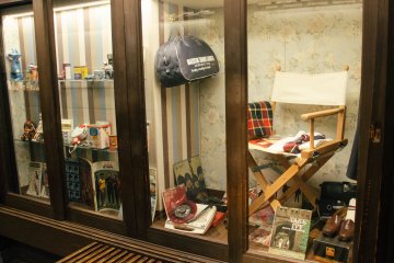 <p>Ruang display dengan barang-barang dari tahun ke tahun</p>