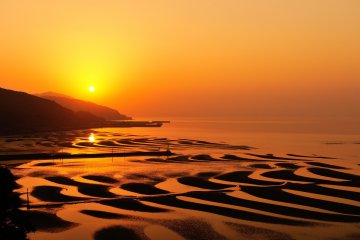 <p>J'ai toujours r&ecirc;v&eacute; de voir un tel coucher de soleil sur le sable de la plage Okoshiki</p>
