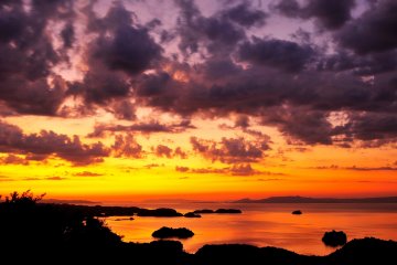 <p>Le coucher de soleil du mont Sengan dans la ville Kami Amakusa</p>