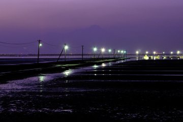 <p>Lorsque vous allez &agrave; la mer Ariake, assurez vous d'observer le paysage romantique de la chauss&eacute;e Nagabeta</p>