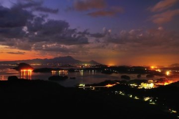 <p>Coucher de soleil sur le mont Sengan avec la ville de Kami Amakusa &agrave; droite et la p&eacute;ninsule Shimabara &agrave; gauche</p>