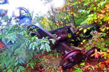 <p>Sisa-sisa kereta tambang, area ini dulunya penambangan besi</p>