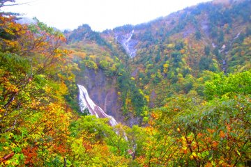 <p>Air terjun Namekawa Otaki setinggi 150 meter dan aliran yang terputus-putus &nbsp;</p>