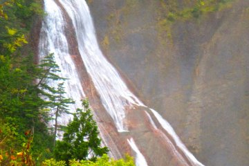 <p>Rute menurun Namekawa Otaki dimulai dari Pohon di bantaran sungai terdekat, menyeberangi arus terdekat (lebih dangkal dan ringa daripada kelihatannya) ke kolam di dekat bagian tengah foto, sebelum mengikuti aliran keluar kolam yang menurun sepanjang 50 meter (30 meter terakhir di luar pandangan foto ini)</p>