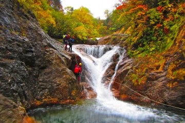 <p>Meluncur pada anak air terjun ukuran sedang</p>