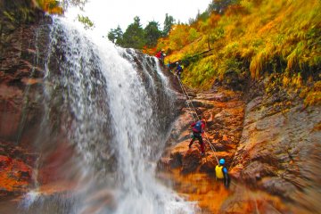 <p>Menuruni anak air terjun sepanjang 20 meter</p>