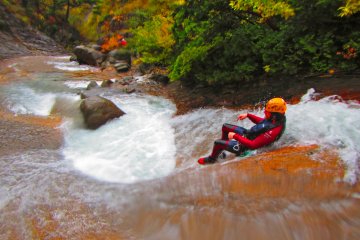 <p>Kepala pemandu dan CEO "Canyons" Tim Harris sedang mengecek keamanan dari arung jeram pertama dan kolam di bawahnya</p>