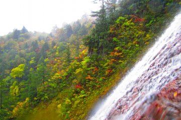 <p>Pemandangan di sebelah kiri selama tahap pertama arung jeram Namekawa Otaki</p>
