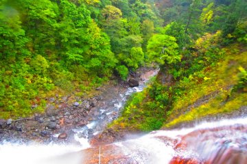 <p>Melihat ke bawah air terjun terakhir sepanjang 50 meter dari titik perhentian kedua</p>