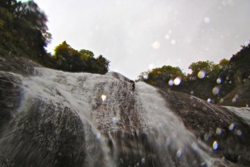<p>Pemandu meluncur air terjun terakhir sepanjang 30 meter</p>
