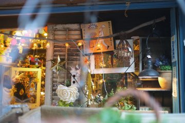 <p>Malto specializes in antiques and cute home decorations</p>