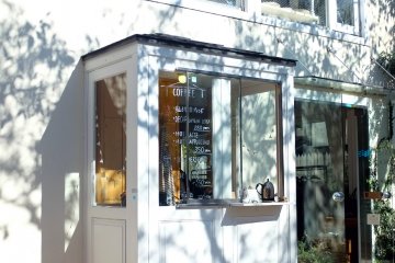 <p>River Side Market &amp; Gallery has a small coffee shop in front of the gallery.</p>