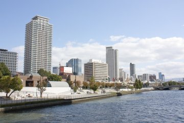 <p>The Museum of Oriental Ceramics, Osaka (大阪市立東洋陶磁美術館) นั้นตั้งอยู่ภายใน Nakanoshima Park บนเกาะนากาโนะชิม่า และอยู่ริมน้ำในทำเลที่งดงามมาก</p>