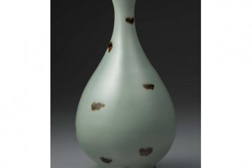 <p>Celadon with Iron Brown Spots >>> เครื่องปั้นดินเผาเคลือบเขียวอันเป็นเอกลักษณ์ที่มีต้นกำเนิดจากจีน ซึ่งชิ้นนี้เป็นแจกันสีเขียวอ่อนทรงสูงที่มีลายโลหะเป็นจุดสีน้ำตาลกระจายห่างๆ อยู่ทั่วแจกันอันเป็นงานหัตถศิลป์อันทรงคุณค่าแห่งราชวงศ์หยวน (ศตวรรษที่ 13-14) เป็นหนึ่งในคอเล็กชั่นสำคัญของ&nbsp;ATAKA COLLECTION และถูกขึ้นทะเบียนให้เป็นสมบัติแห่งชาติ (National Treasures) ของญี่ปุ่นด้วย</p>