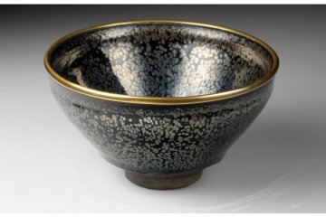 <p>Tenmoku Glaze with Silvery Spots >>> ชามอันเป็นเครื่องเคลือบขัดเงาสีดำแต้มด้วยลายจุดสีเงินที่กระจายตัวอยู่ทั่ว เป็นงานหัตถศิลป์อันทรงคุณค่าแห่งราชวงศ์ซ่งทางตอนใต้ (ศตวรรษที่ 12-13) เป็นหนึ่งในคอเล็กชั่นสำคัญของ ATAKA COLLECTION และถูกขึ้นทะเบียนให้เป็นสมบัติแห่งชาติ (National Treasures) ของญี่ปุ่นด้วย</p>