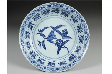 <p>Blue-and-white with design of a bird eating a loquat >>> จานอันเป็นเครื่องเคลือบในสมัยราชวงศ์หมิง (Ming Dynasty) ของจีน ซึ่งนี่ก็เป็นหนึ่งในคอเล็กชั่นล้ำค่า&nbsp;ATAKA COLLECTION ด้วยนั่นเอง</p>