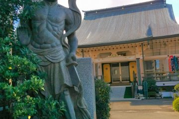 A nio guardian protects the temple where Jurojin is enshrined
