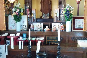 To the side of the main prayer area at this temple is an area dedicated to&nbsp;Fukuroju&nbsp;