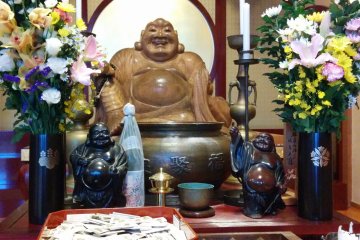 Rub Hotei's&nbsp;stomach for some good luck