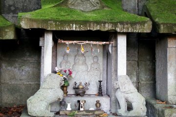 <p>Stone carving of the Goddess of Mercy and two tiny guardian dogs...how cute!</p>