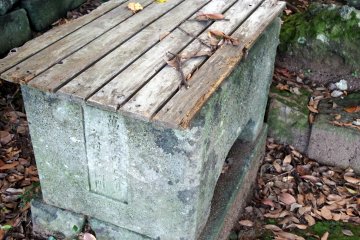 <p>This is probably the water purification font. Only the letters indicating it was created in 1860 can be read.</p>