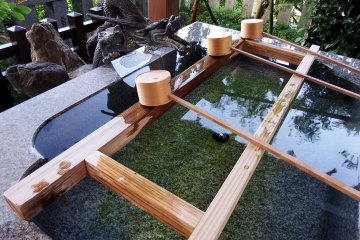 <p>Black dragon statue at the water purification font</p>