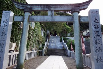 <p>The entrance torii gate of Kurotatsu Shrine</p>
