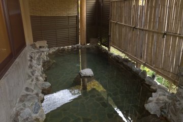 <p>The outside bath, very nice especially in winter.</p>
