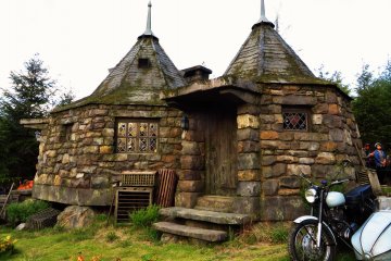 <p>Hagrid's hut by the wainting line of the Flight of the Hippogriff roller coaster</p>