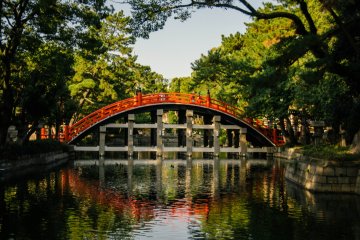 <p>You can see reflection of the bridge from the pond.&nbsp;</p>
