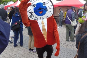 <p>It's not a festival without mascots! The Vlandome shopping arcade's mascot looks cheerful.</p>