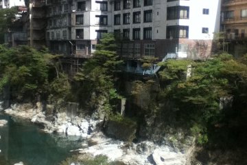 <p>Sungai Kinugawa dan penginapan di sepanjang sungai</p>
