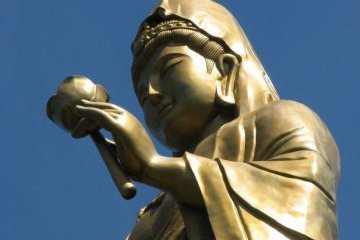 This huge Budda that wouldnt look outof place in Nara appears in the middle of nowhere