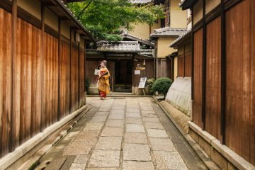 <p>A tourist dressed up as a geisha at the end of Ishibe Alley.</p>