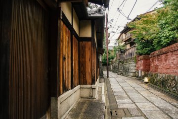 <p>Ishibe&nbsp;Alley is a great spot to find a tea house and relax.&nbsp;</p>