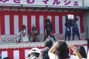 <p>The performance ends with a quiz about Sendai</p>