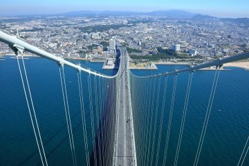 <p>View of Akashi on the mainland. The wind is soft, and it feels so good.</p>