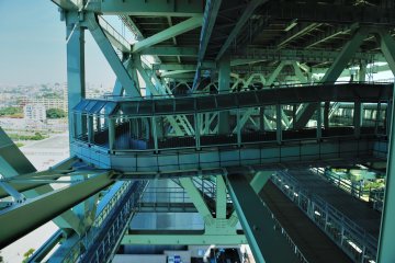<p>47 meters above the sea, the floor of this passage is made of glass, so it's thrilling to walk on it.</p>