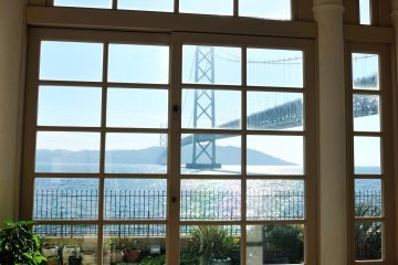 <p>Overlooking the balmy sea from a corridor of Sun Yat-sen Memorial Hall</p>