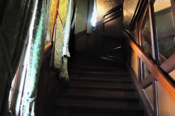 <p>The staircase conveys the atmosphere of the Taisho Period</p>