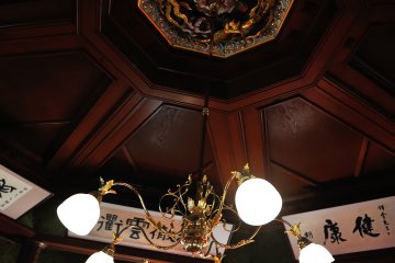 <p>Looking up at the second floor ceiling of 'Gokin-do Hall'. There is a brilliant carving of Phoenix on the ceiling.</p>