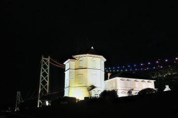 <p>Great Akashi Strait Bridge and Sun Yat-sen Memorial Hall against the night sky</p>