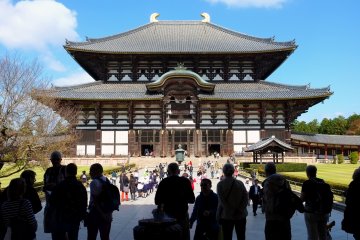 <p>The temple attracts lots of tourists, both local and international.</p>